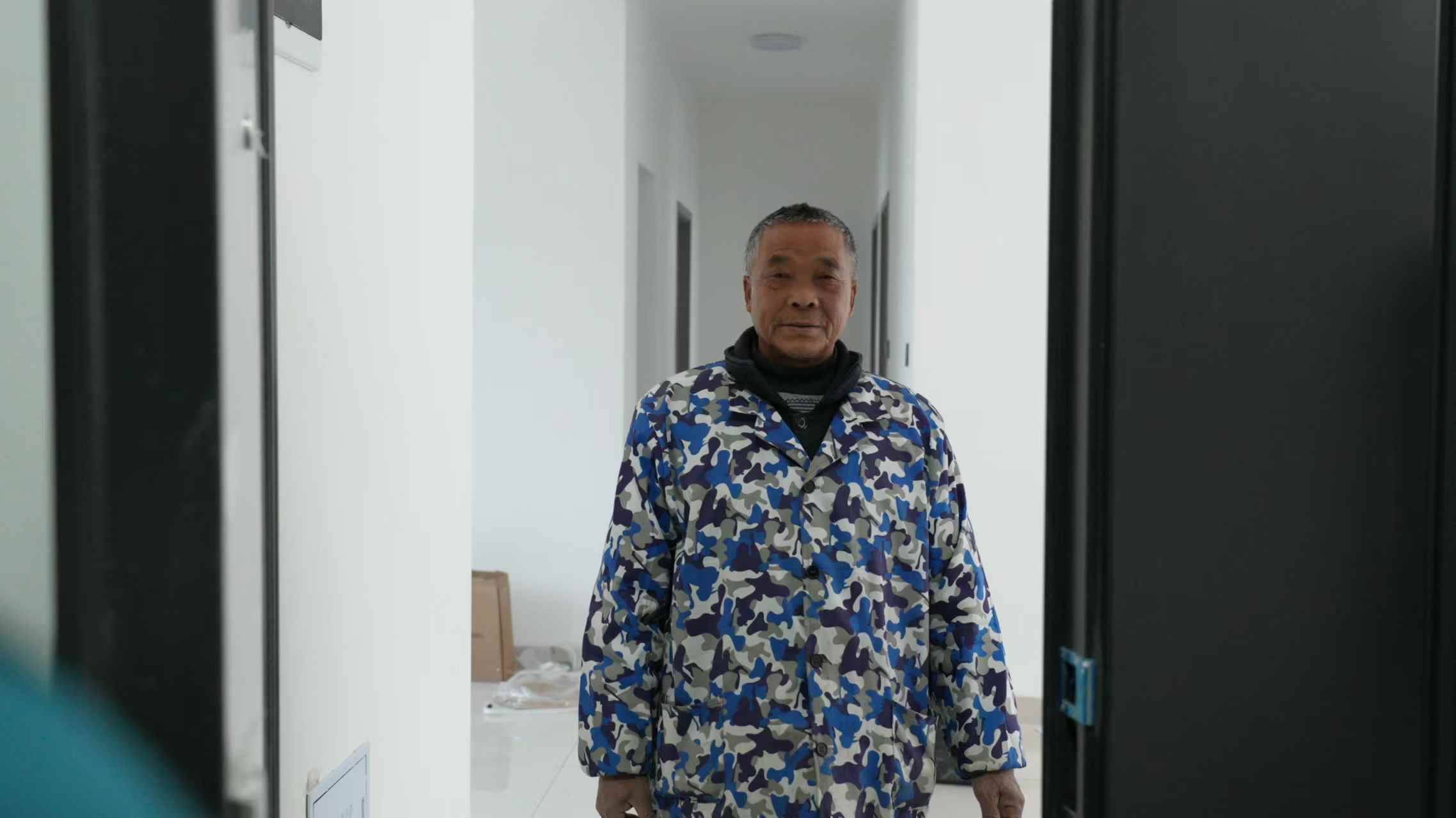华容团洲垸村民入住新房，用自家种的菜做了第一顿饭，互相串门表达新生活祝福