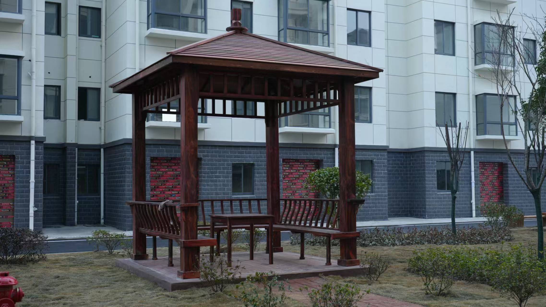 华容团洲垸村民入住新房，用自家种的菜做了第一顿饭，互相串门表达新生活祝福