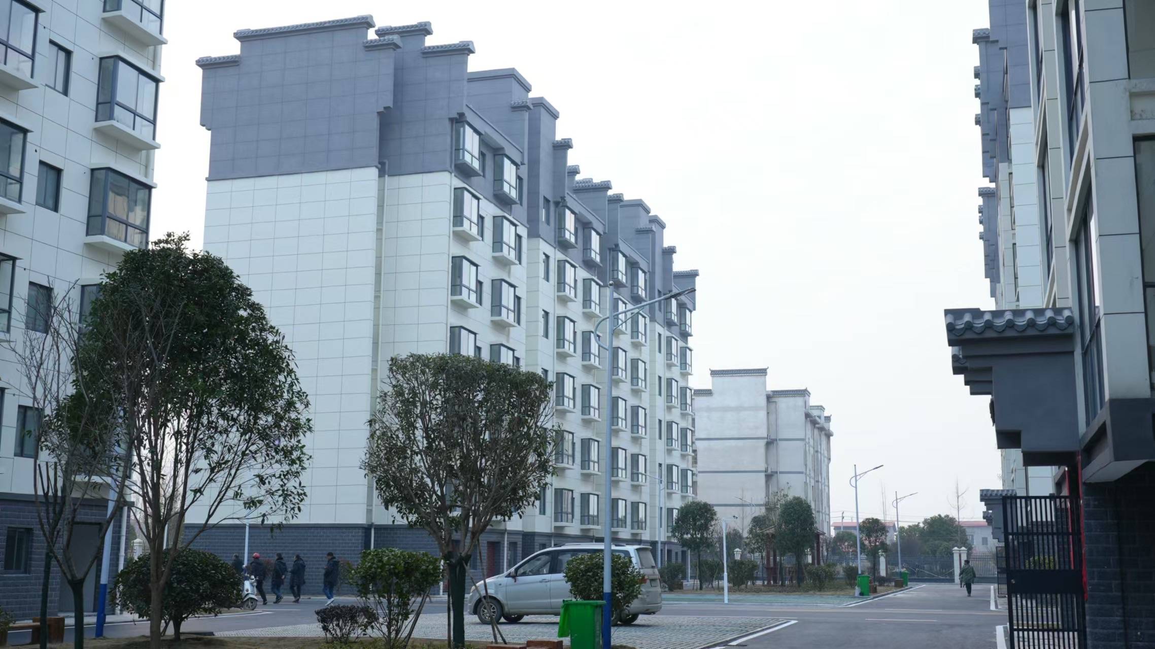 华容团洲垸村民入住新房，用自家种的菜做了第一顿饭，互相串门表达新生活祝福