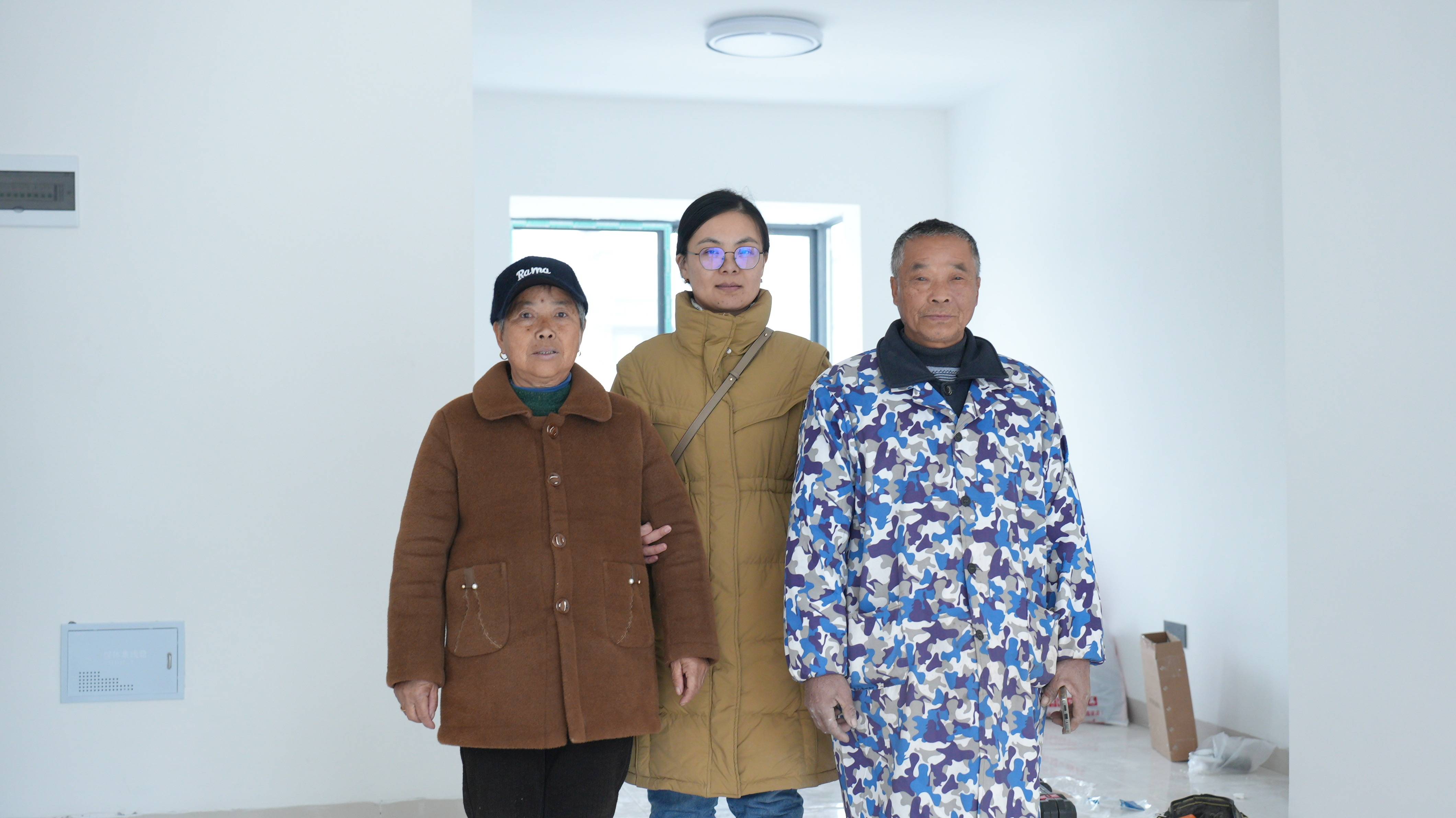 华容团洲垸村民入住新房，用自家种的菜做了第一顿饭，互相串门表达新生活祝福