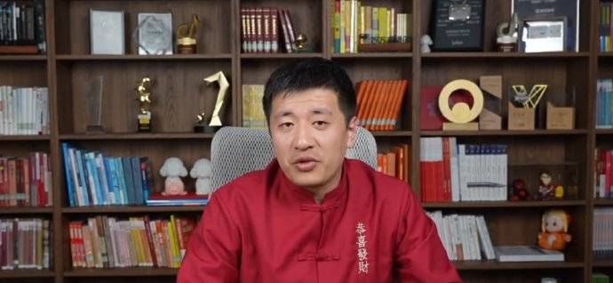 在原上四休三的基础上，张雪峰公司每月放1次3天小长假
