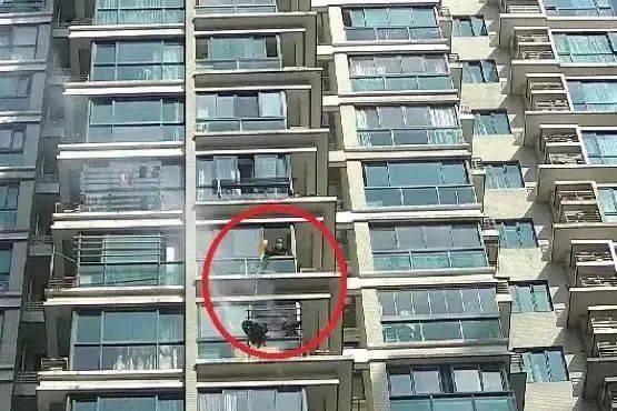 “充电器烧家”引发全网热议，曝光量过亿！这些不良习惯你改了吗？