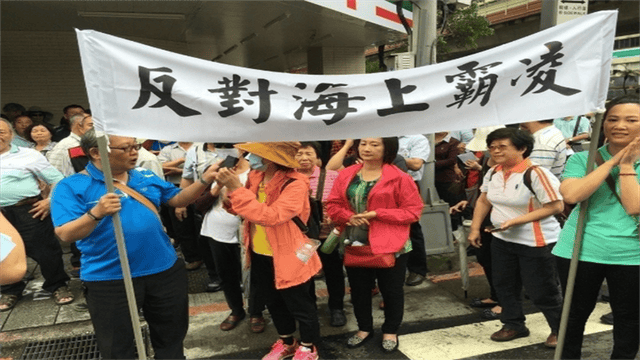 南海惨败后，菲律宾拿台湾出气！强行登船将人抓走