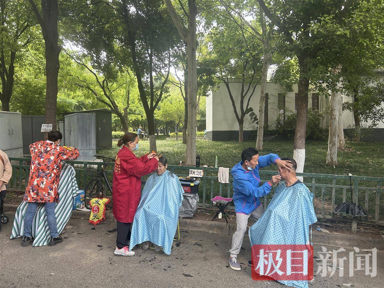 不洗不吹、坐下就剪、自由营业，理发店变身5元快剪摊走上武汉街头
