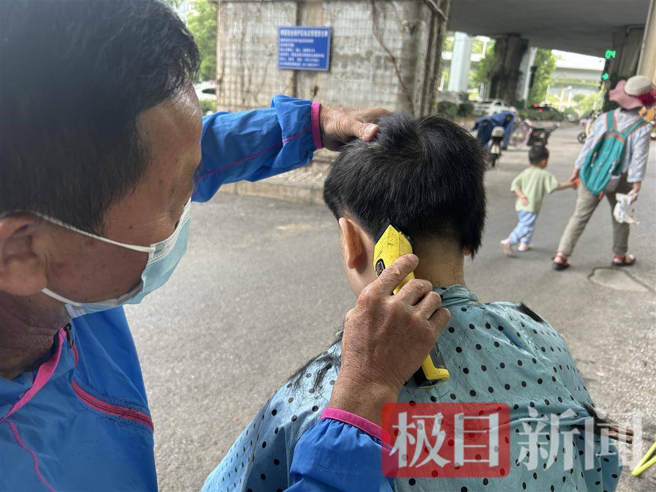 不洗不吹、坐下就剪、自由营业，理发店变身5元快剪摊走上武汉街头
