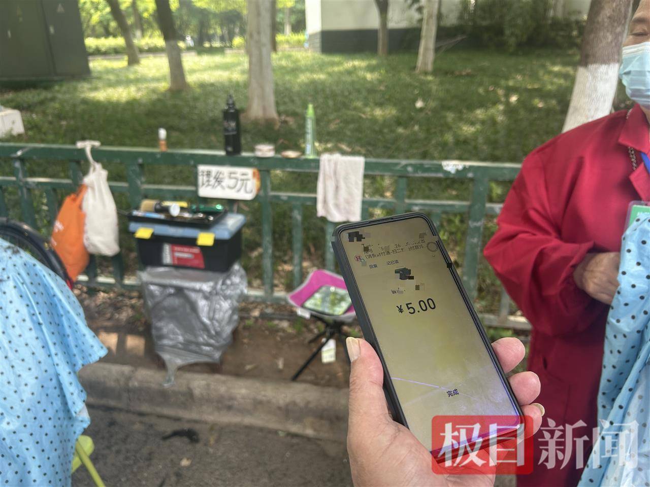 不洗不吹、坐下就剪、自由营业，理发店变身5元快剪摊走上武汉街头