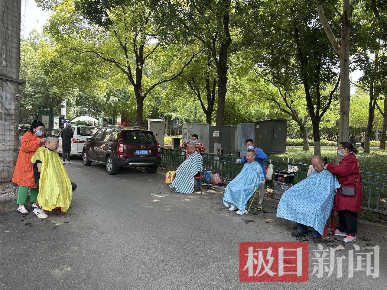 不洗不吹、坐下就剪、自由营业，理发店变身5元快剪摊走上武汉街头