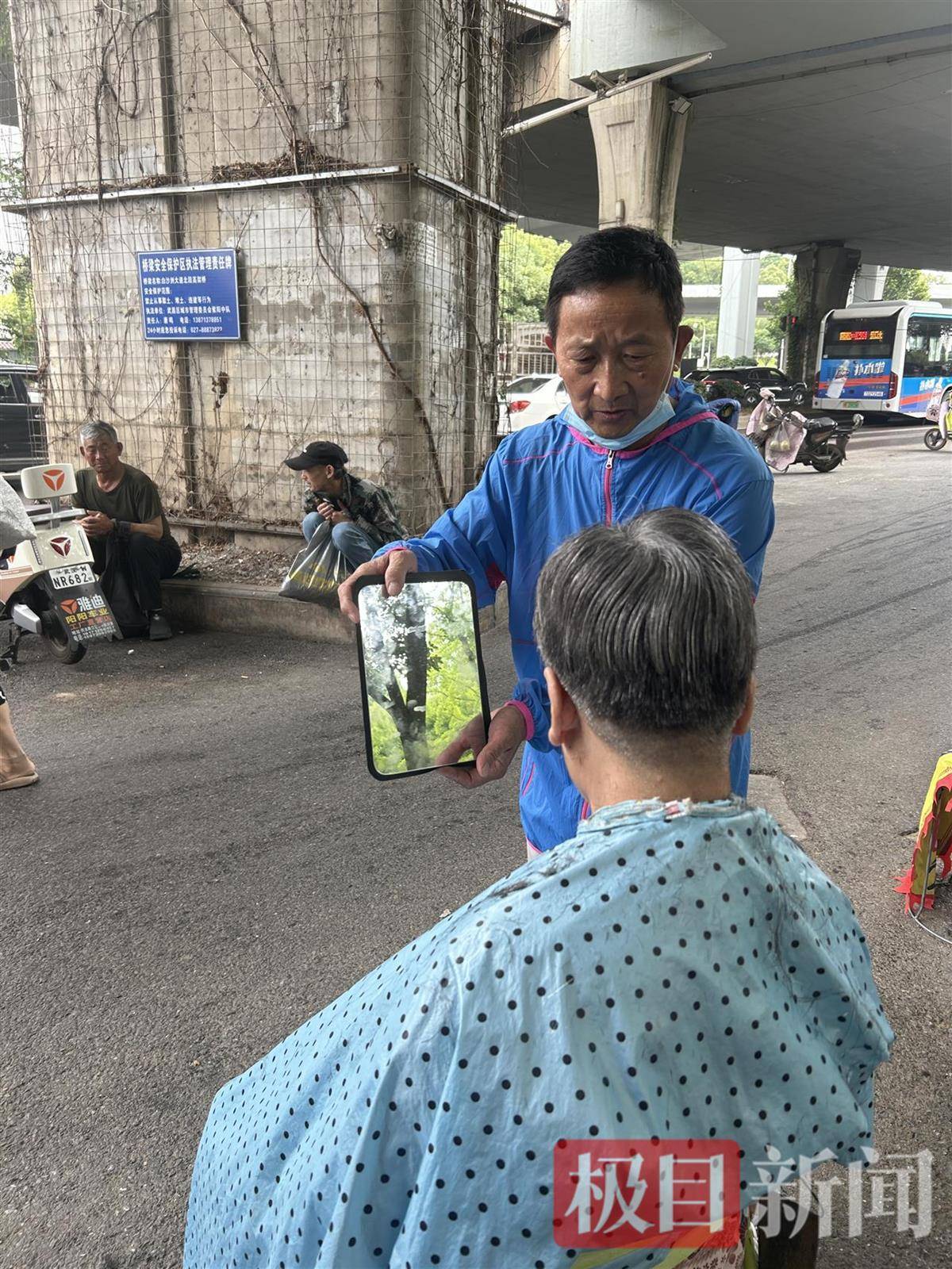不洗不吹、坐下就剪、自由营业，理发店变身5元快剪摊走上武汉街头
