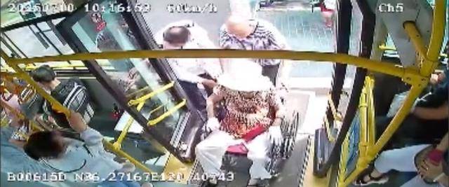 轮椅乘车无障碍，城阳巴士驾驶员架起爱心桥梁