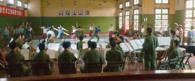 年代剧的墙，为什么都是上白下绿？