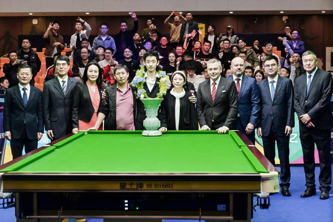 斯诺克国锦赛新王加冕 中国小将吴宜泽南京登顶夺生涯首冠