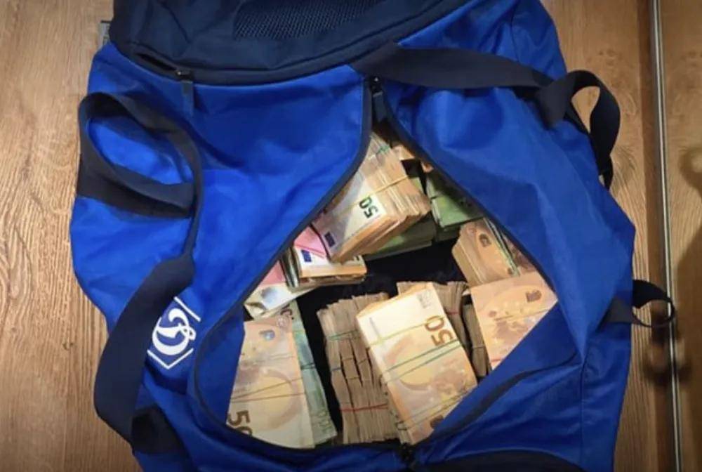 泽连斯基盟友连夜潜逃！反腐突袭扑空，现场堆满了美元现金，FBI介入调查！