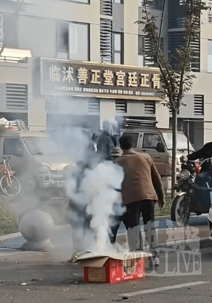 新人结婚放迎亲烟花，两位老人在燃放过程中争抢纸壳 ；目击者：现场火星四溅，老人无视危险