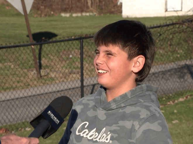 美国11岁男孩遭黑熊追杀，冲进商店求救，黑熊直接跳上收银台