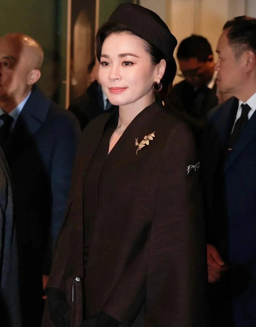 泰国王后访华“穿搭九宫格”出圈，隆重珠宝展现用心诚意