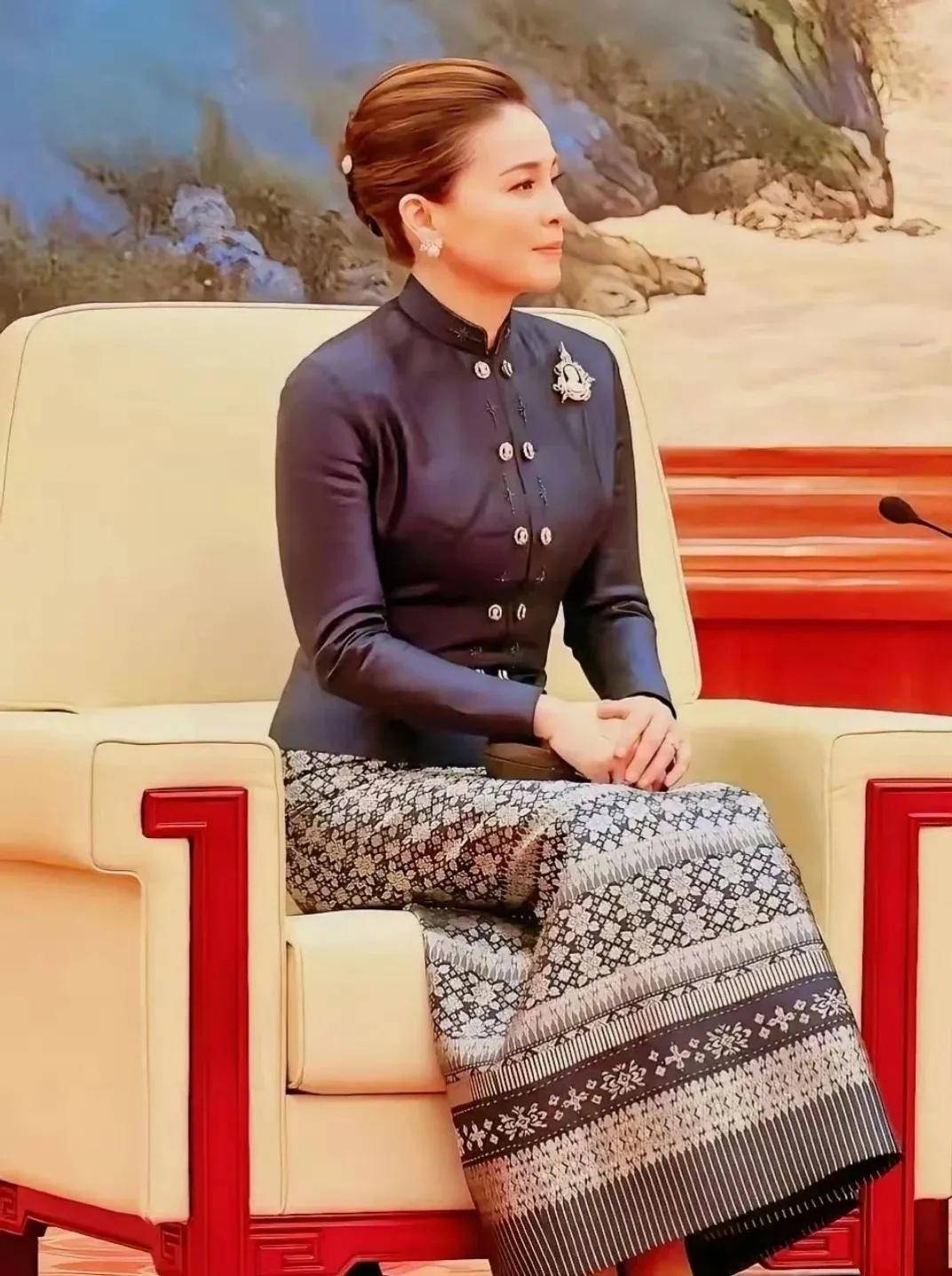 泰国王后访华“穿搭九宫格”出圈，隆重珠宝展现用心诚意