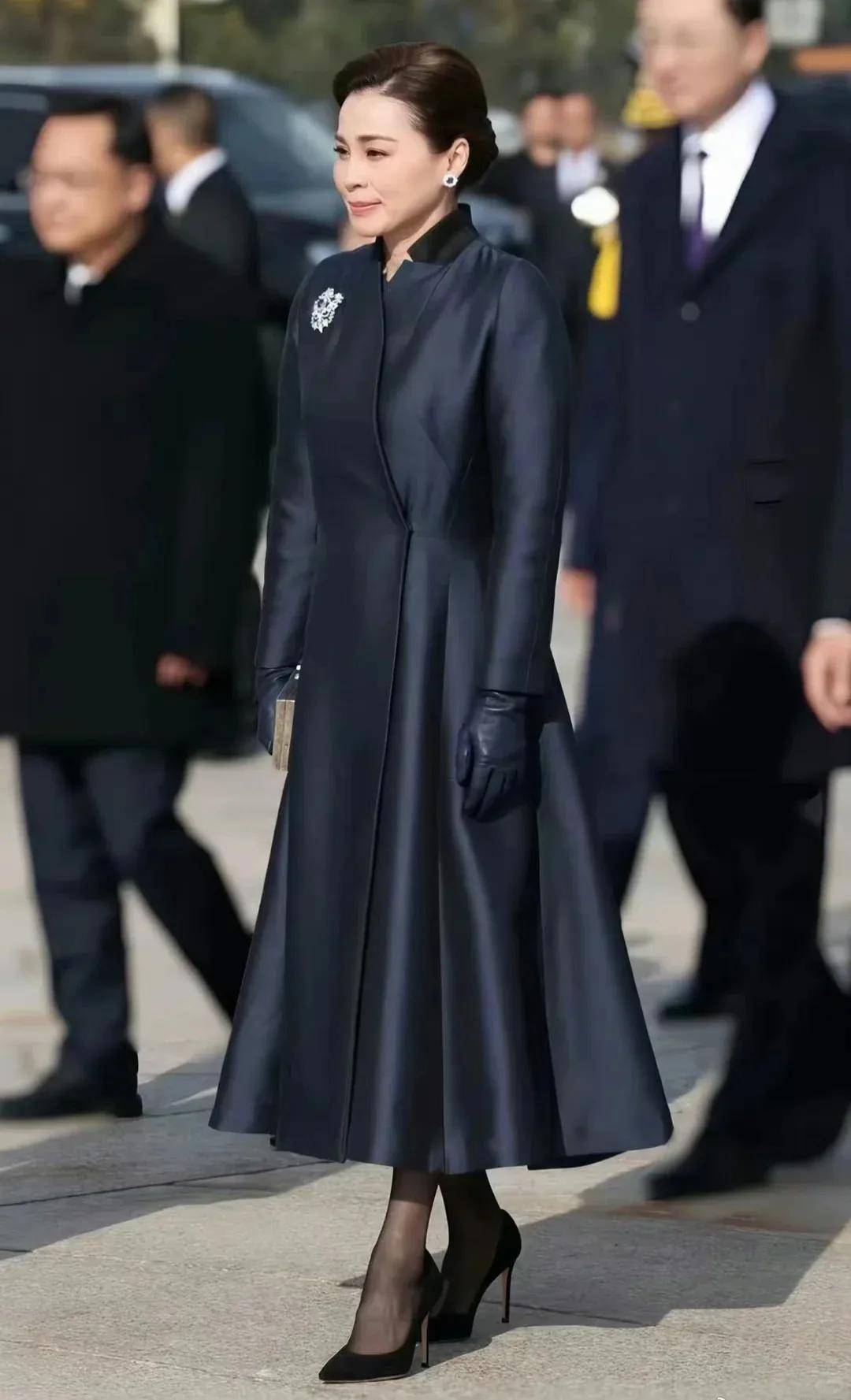 泰国王后访华“穿搭九宫格”出圈，隆重珠宝展现用心诚意