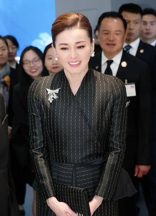 泰国王后访华“穿搭九宫格”出圈，隆重珠宝展现用心诚意