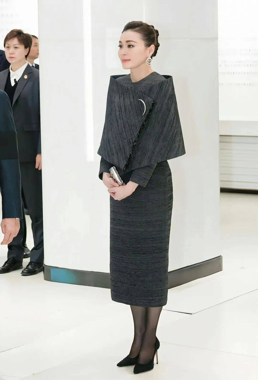 泰国王后访华“穿搭九宫格”出圈，隆重珠宝展现用心诚意